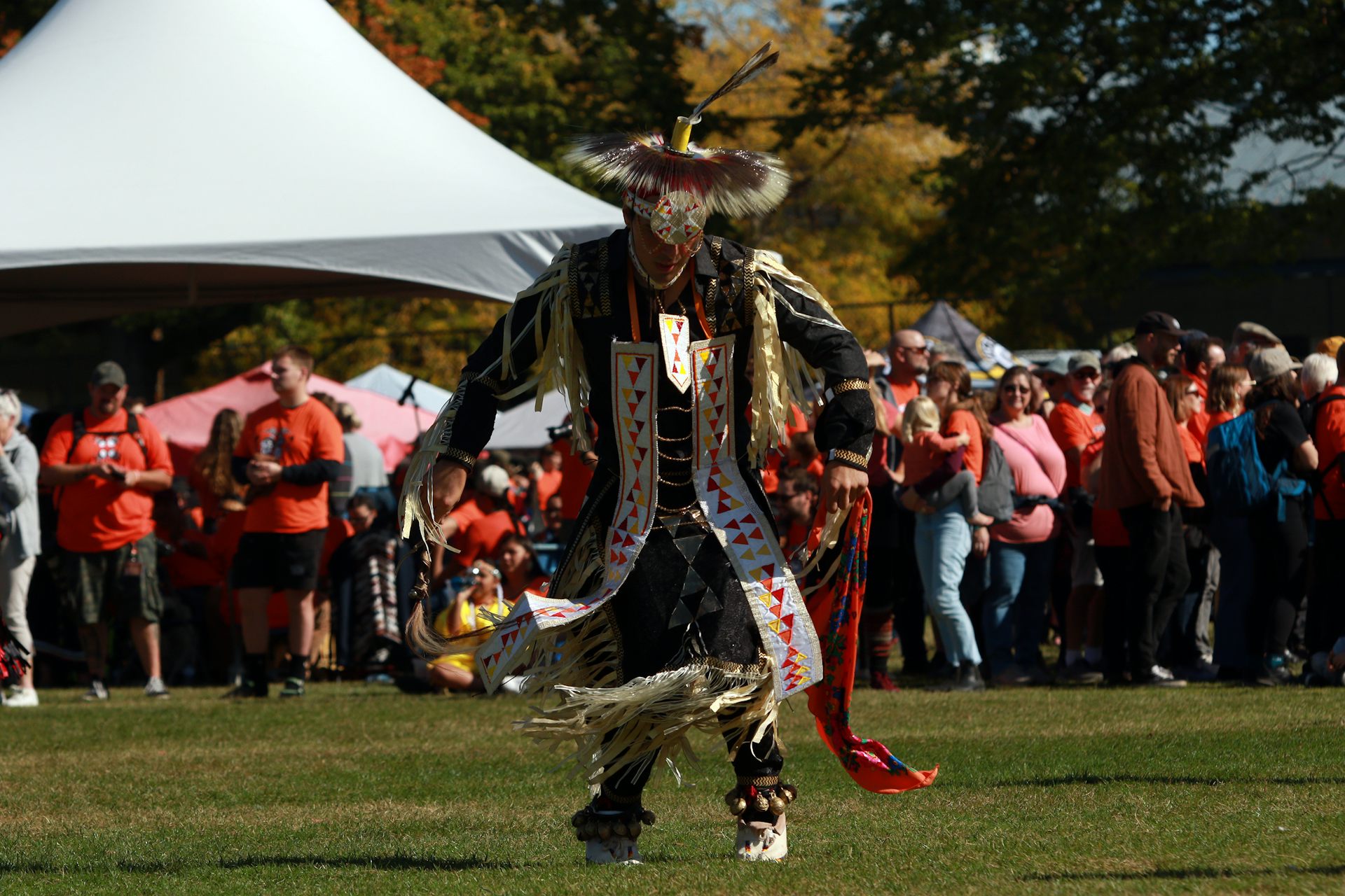 Hombre vestido con ropa autóctona tradicional y baile durante el hacinamiento.