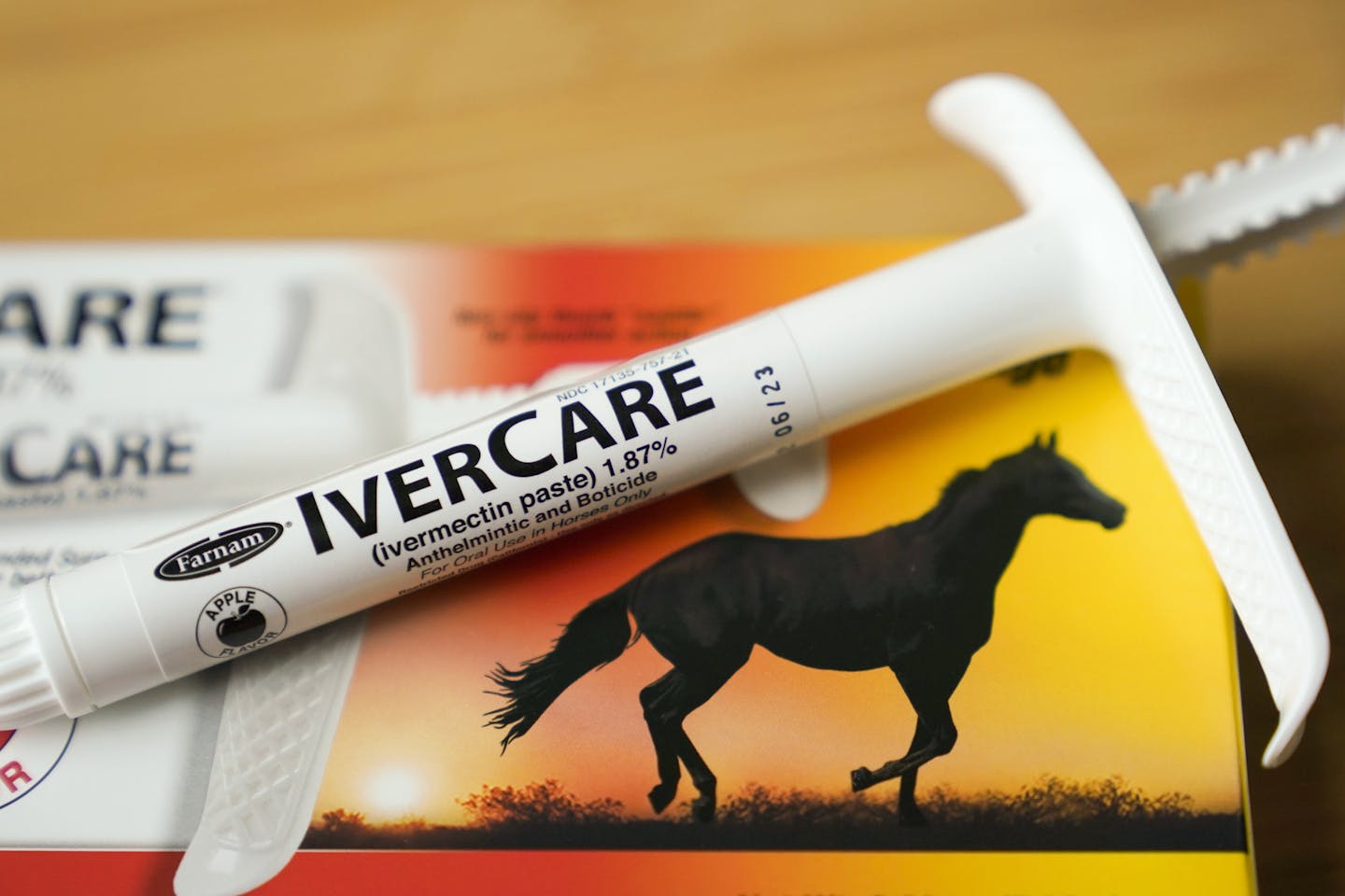A box with an image of a horse's silhouette, running in front of an orange-and-yellow sunset.