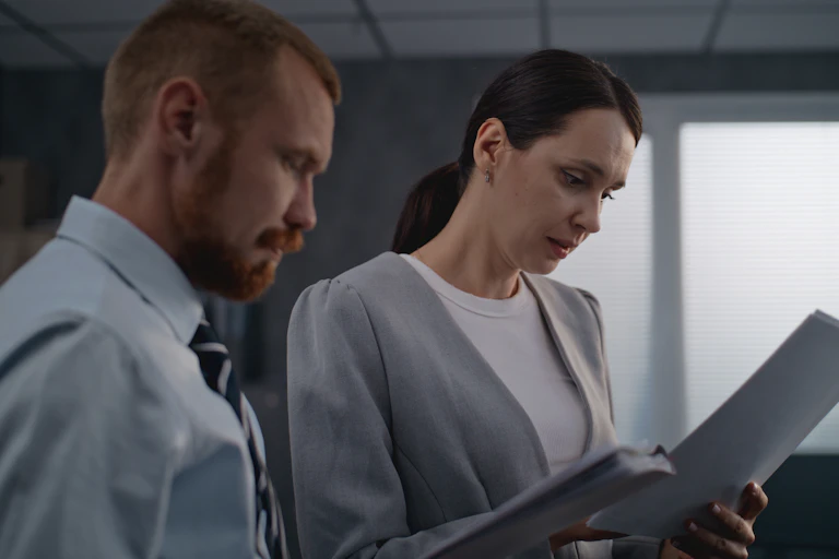 Un homme et une femme discutent d'un rapport