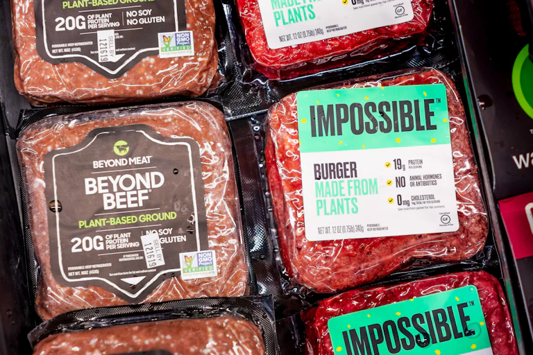 Hamburguesas veganas en la estantería de un supermercado.