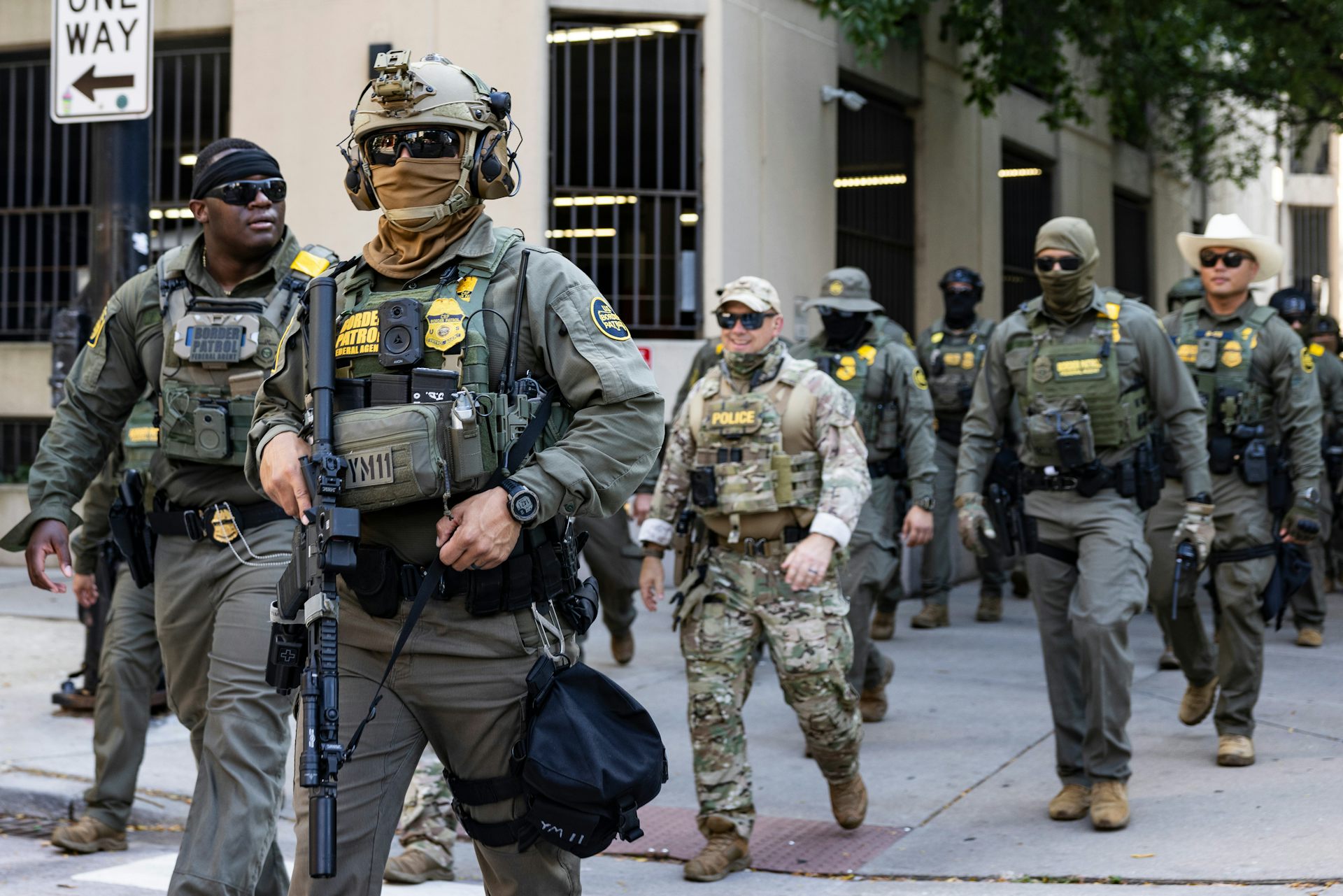 Hombres en uniformes militares caminan