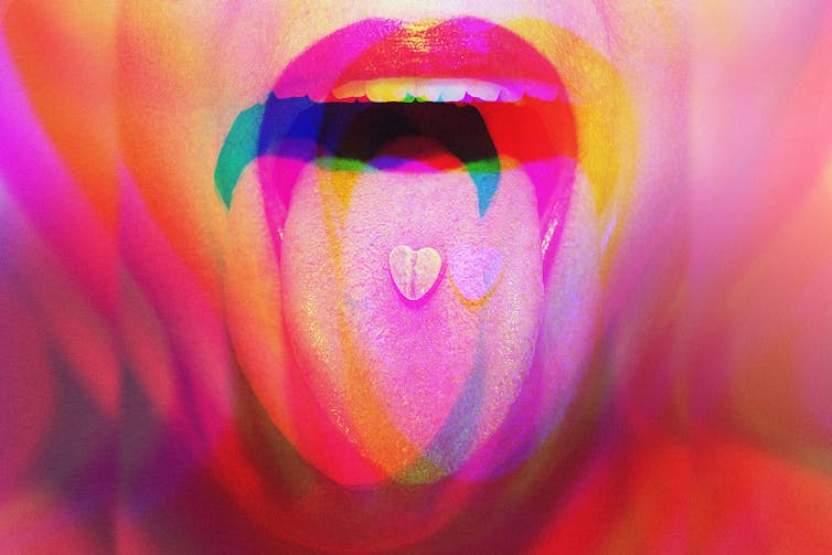 女性の舌の上に錠剤が載っている幻覚的な写真。