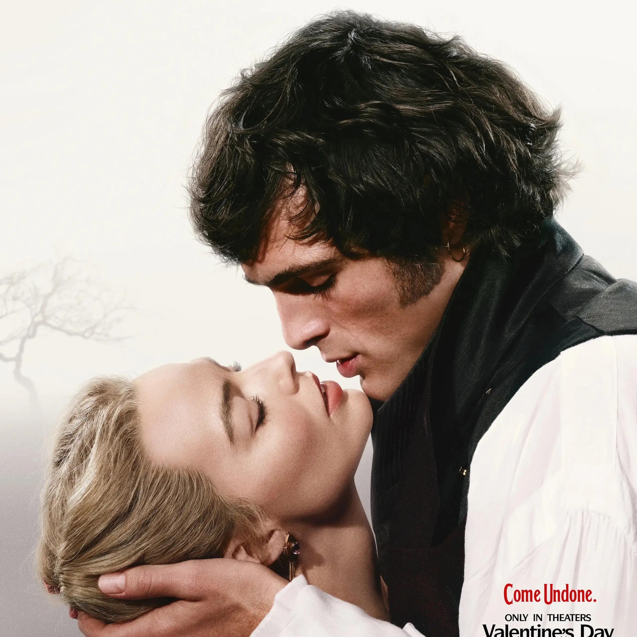 Un hombre abraza a una mujer a punto de besarla.