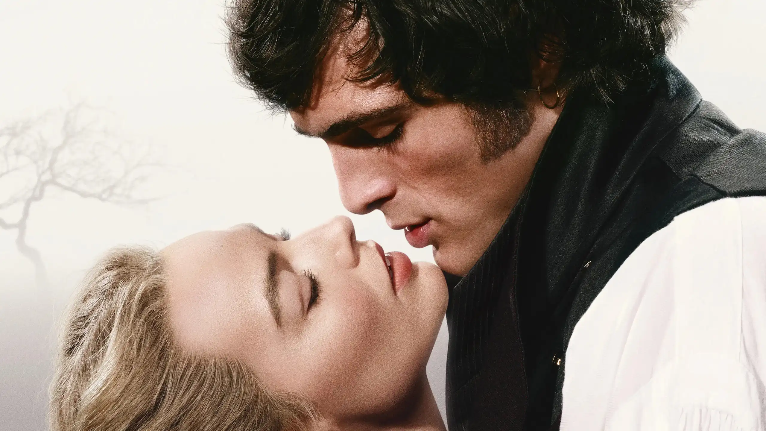 Un hombre abraza a una mujer a punto de besarla.