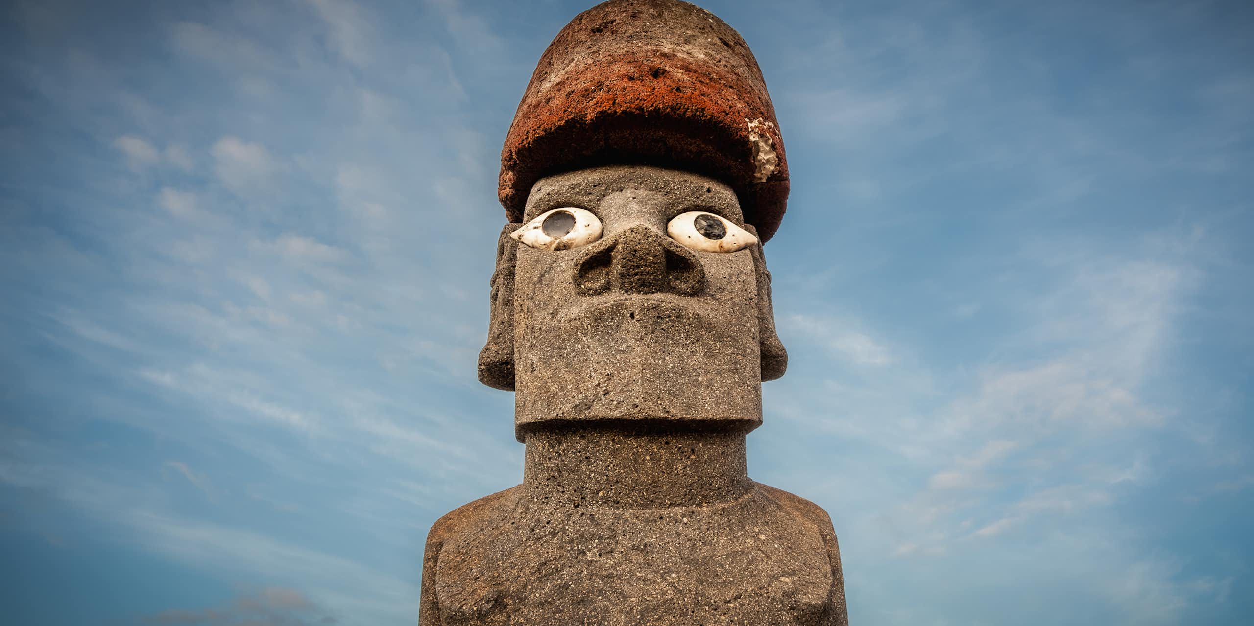 Vista frontal do moai da paz