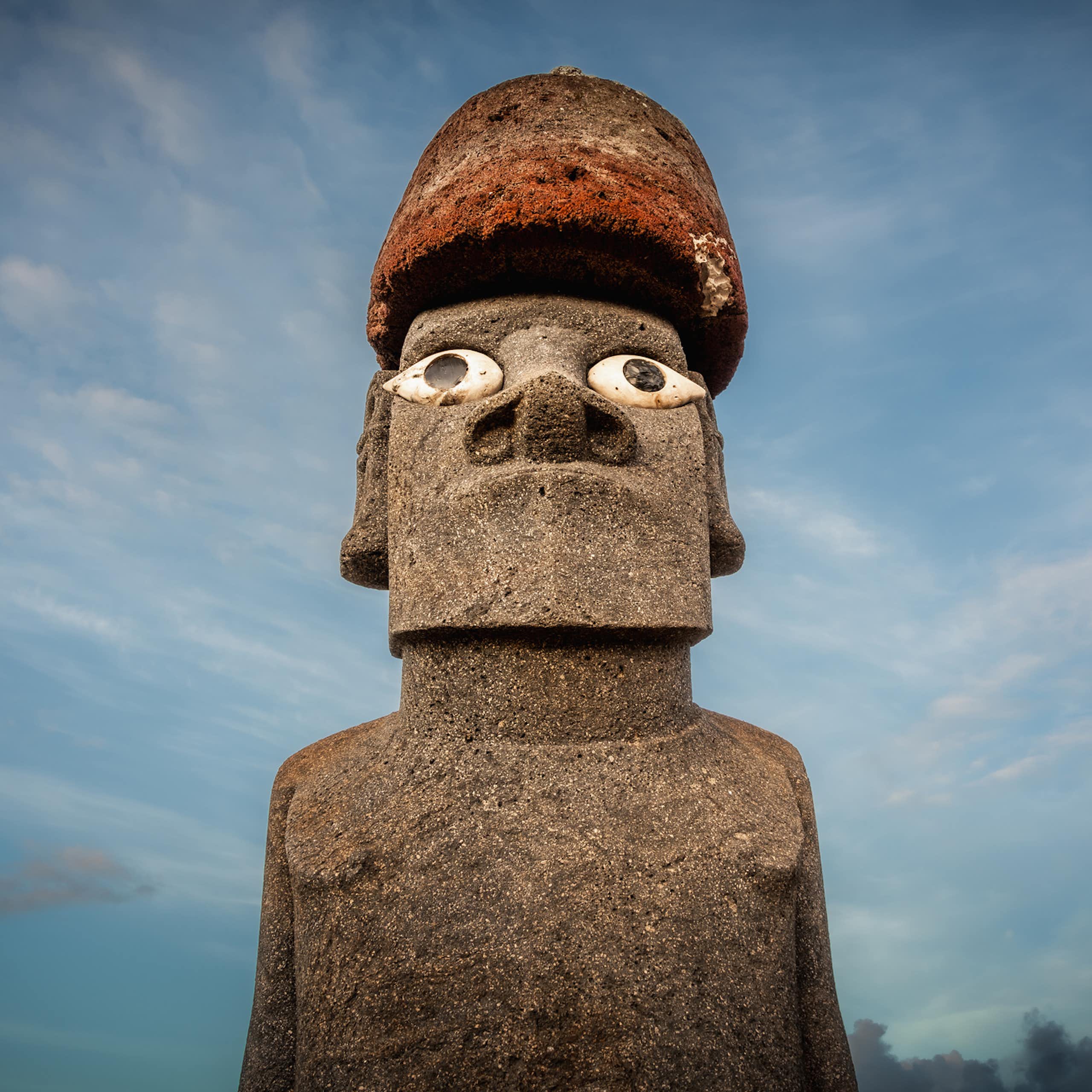 Vista frontal do moai da paz