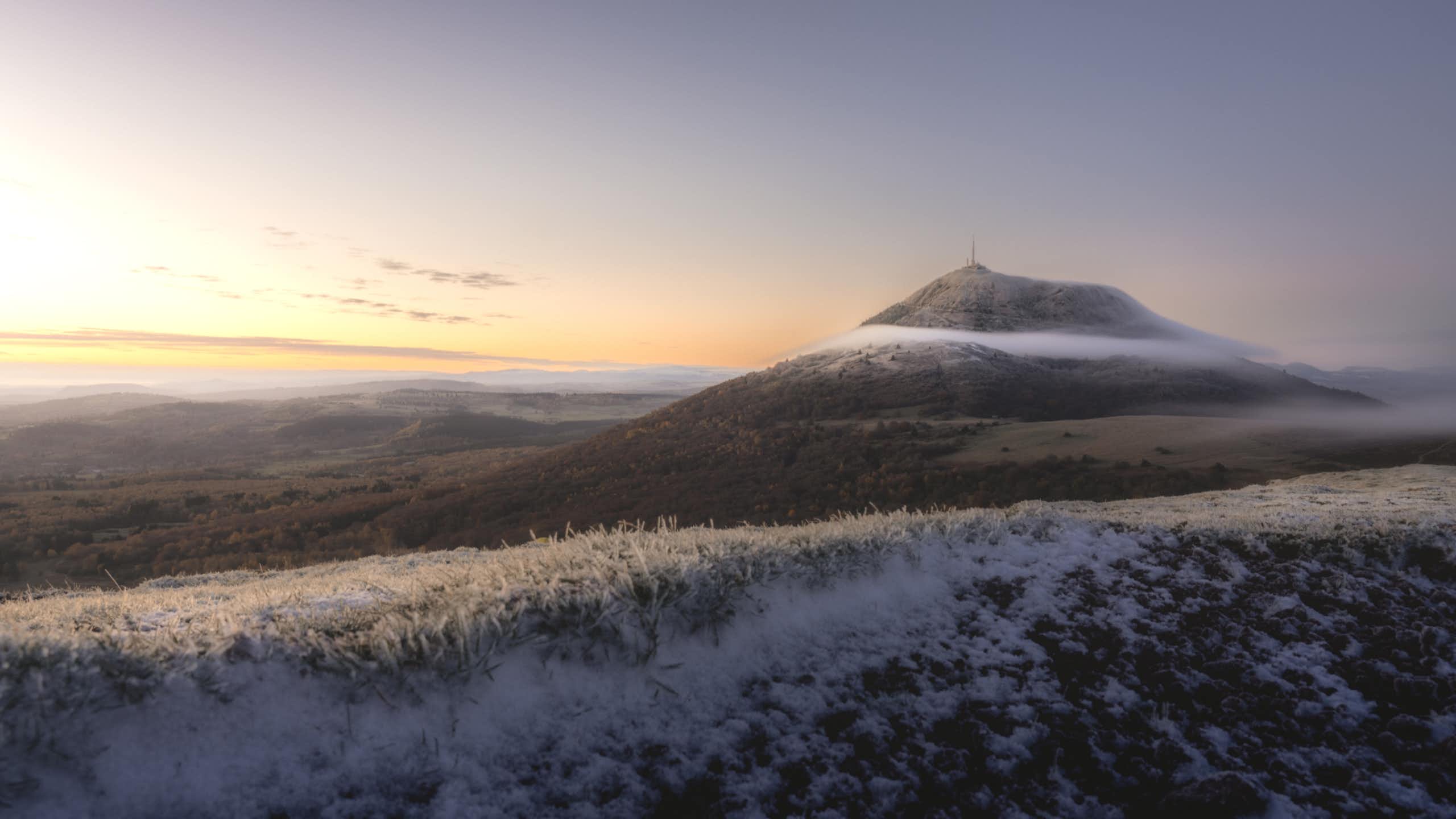 Le sommet du puy de Dôme, où des scientifiques tâchent de mettre des nuages en bouteille pour analyser leur composition.