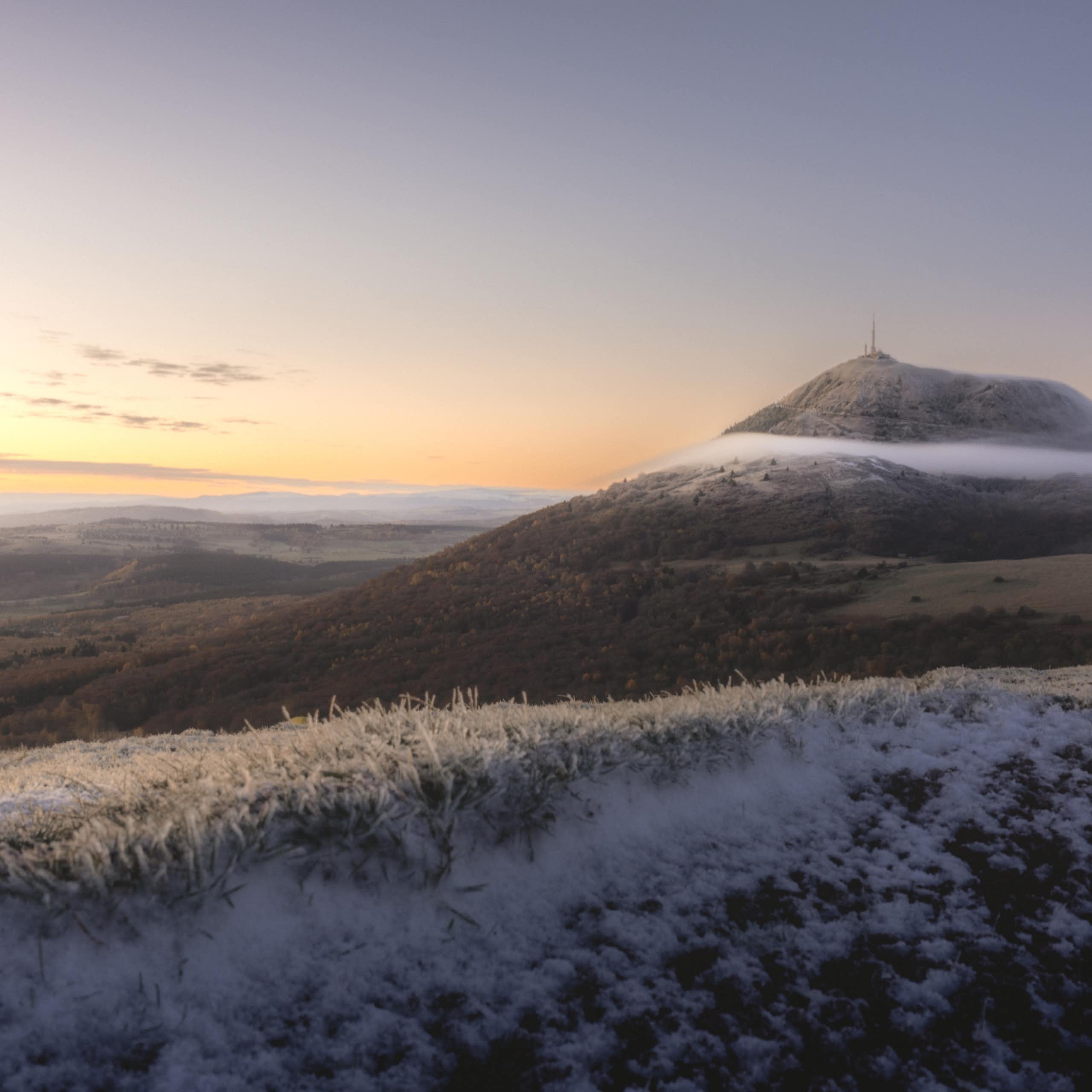 Le sommet du puy de Dôme, où des scientifiques tâchent de mettre des nuages en bouteille pour analyser leur composition.
