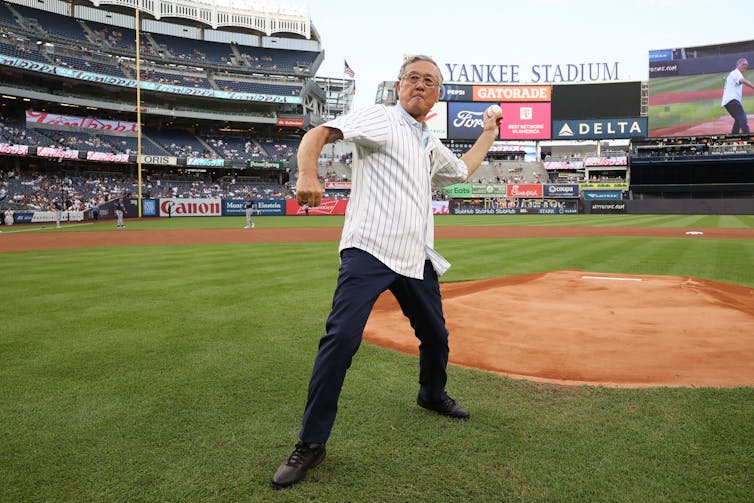 El hombre a principios de los 80 que usa el primer ministro de Yankeese Gear para lanzar la pelota al Yankee Stadium.