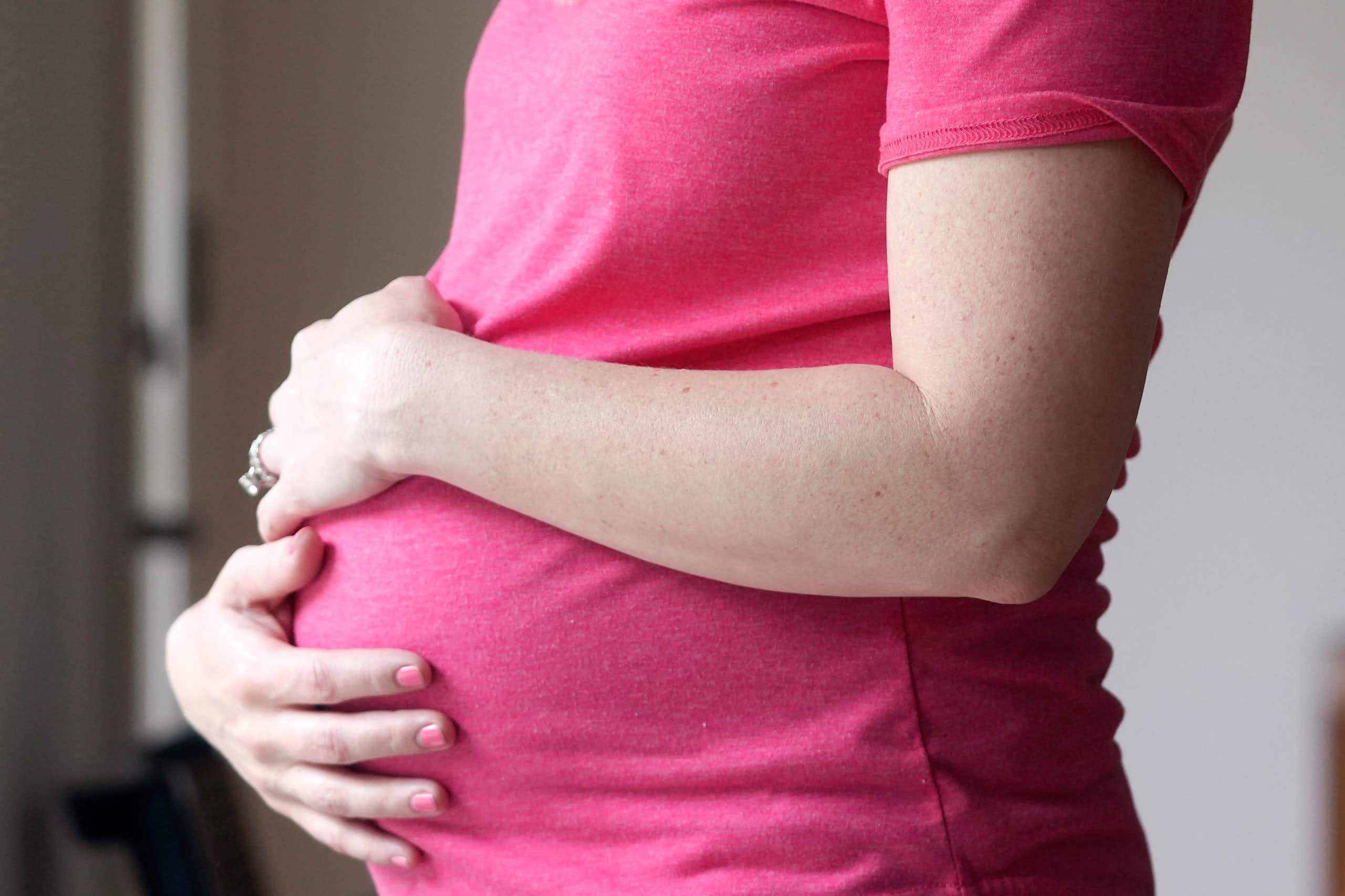 Une femme enceinte se tient le ventre