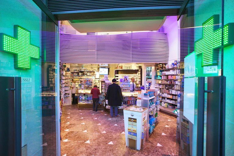 Intérieur d'une pharmacie en France.