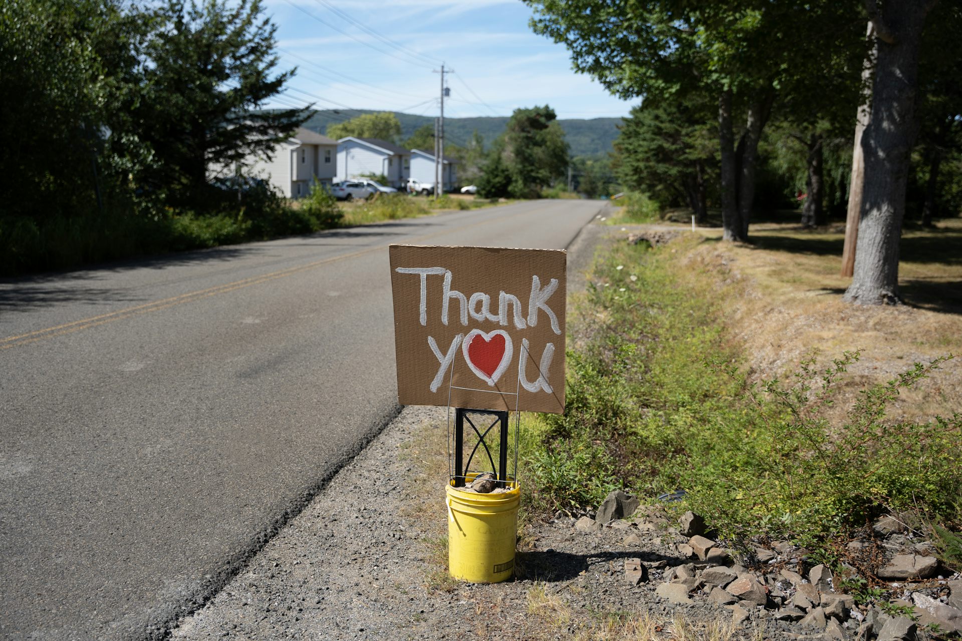 Carta manual de personajes de lectura Gracias en una cuchara amarilla al lado de la carretera vacía