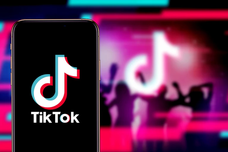 Smartphone avec le logo de TIkTok