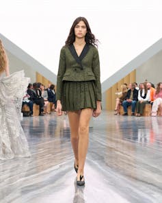 Can Jonathan Anderson go back the appearance for Dior mode? 1 A woman with a jacket with a miniskirt jacket.