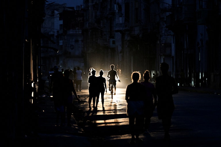 黑暗的街道上,男人和女人的身影若隱若現。