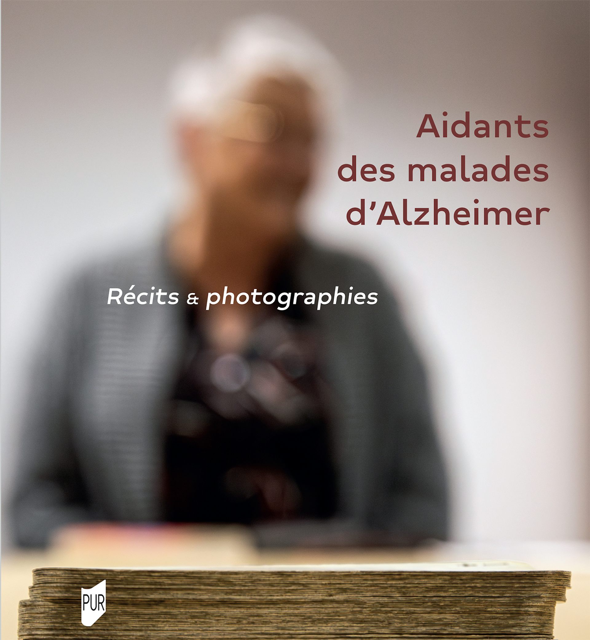 Une personne âgée floutée en couverture de l’ouvrage « Aidants des malades d’Alzheimer »