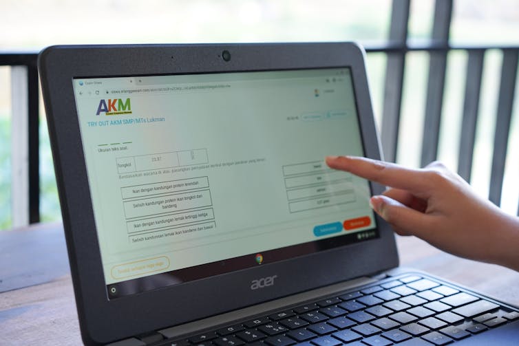 Digitalisasi pendidikan melalui Chromebook sulit terwujud di tengah birokrasi yang kaku dan tidak transparan.