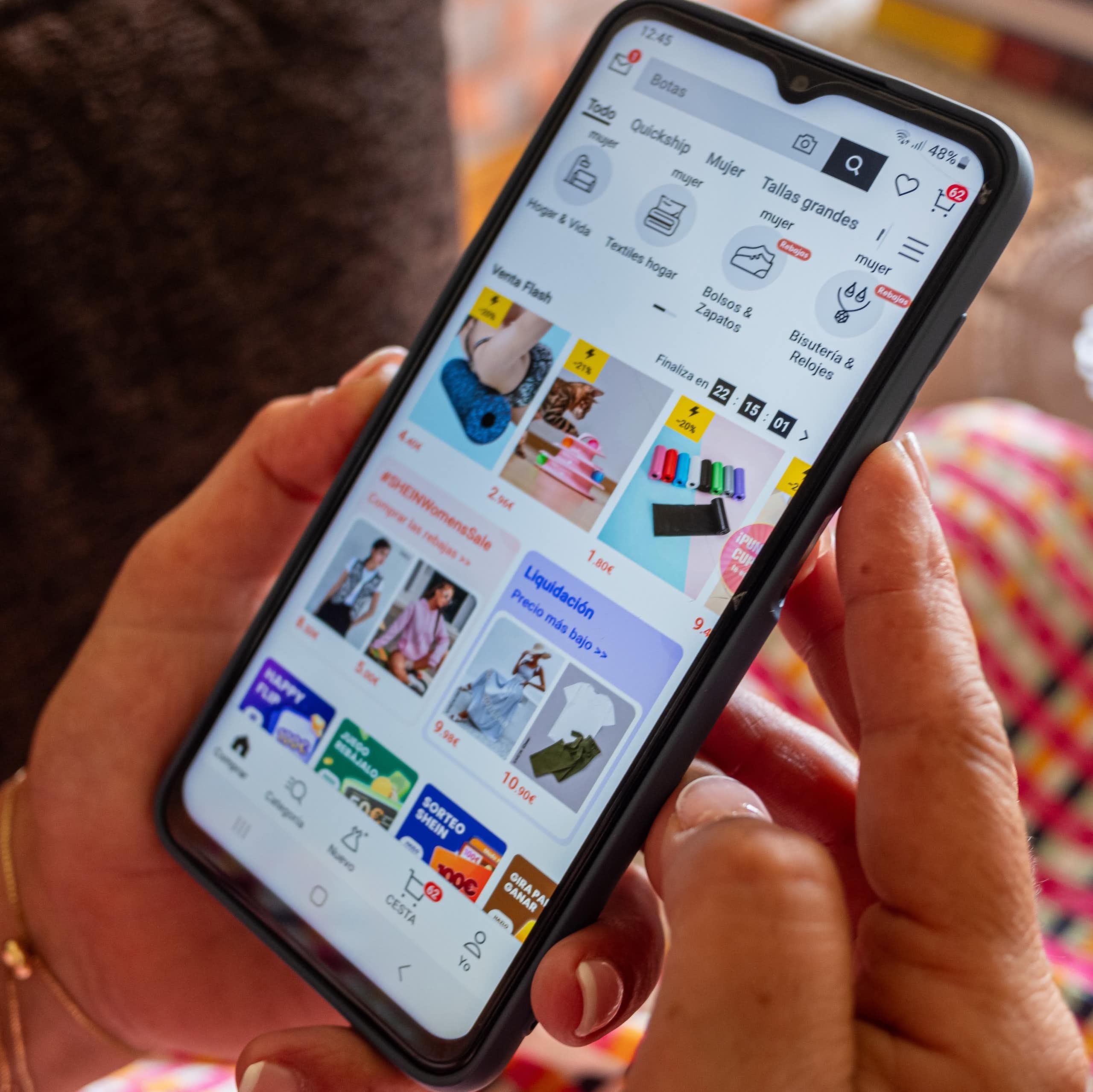 Una pantalla de móvil muestra productos en venta en una tienda online