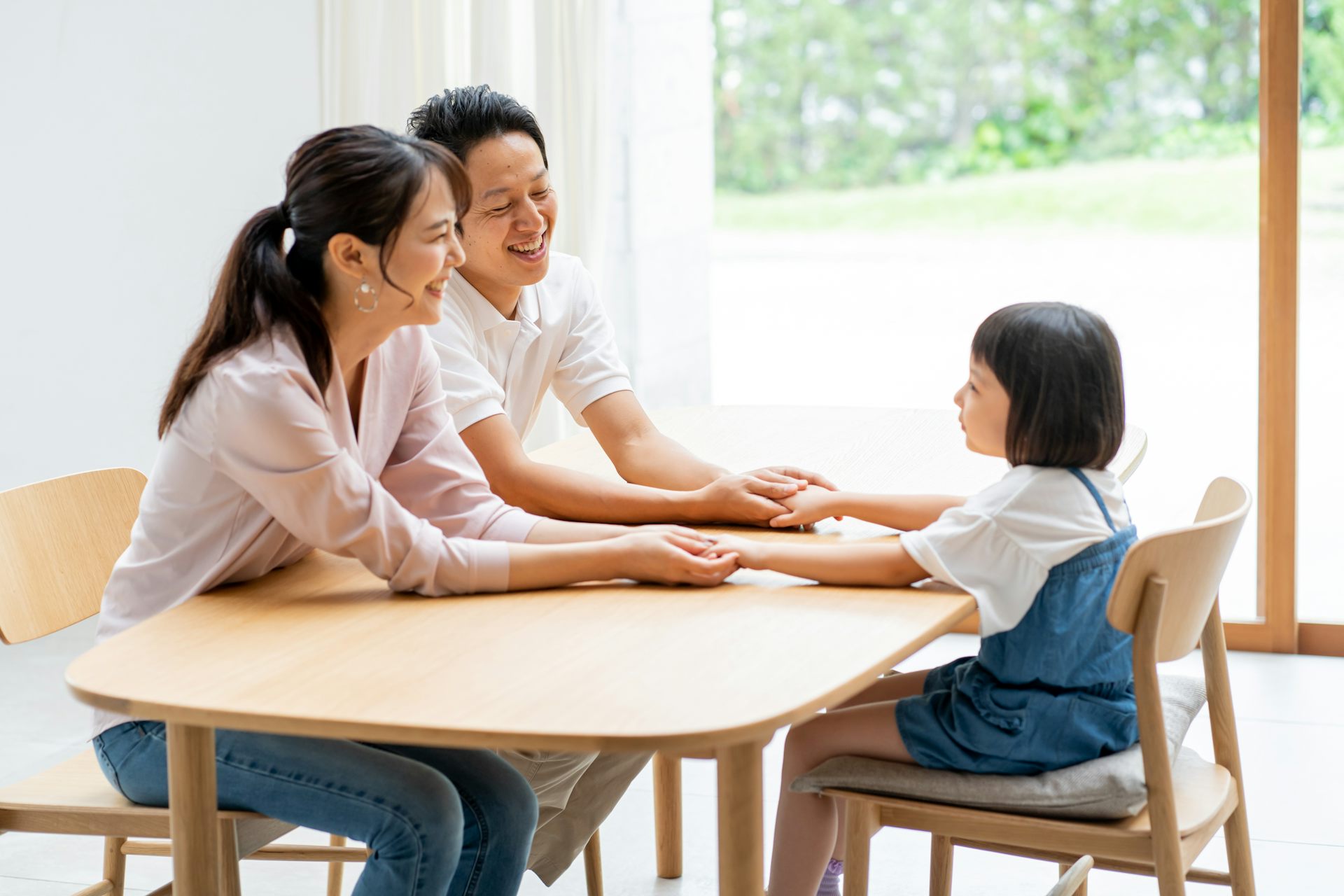 'Mindful parenting' merupakan pola asuh yang menuntut kesadaran penuh orang tua dalam setiap interaksi dengan anak.