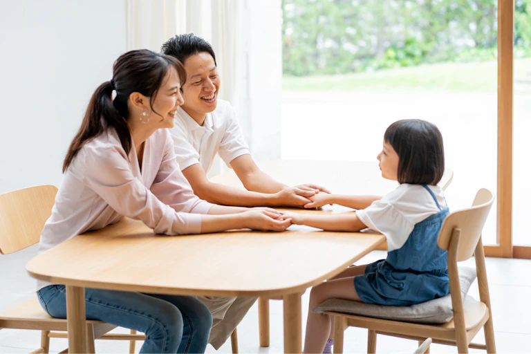 'Mindful parenting' merupakan pola asuh yang menuntut kesadaran penuh orang tua dalam setiap interaksi dengan anak.
