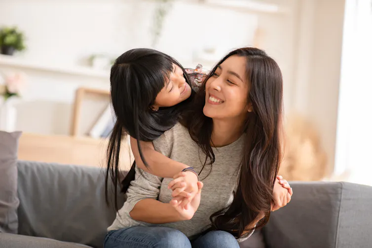 'Mindful parenting' mempererat hubungan orang tua-anak.