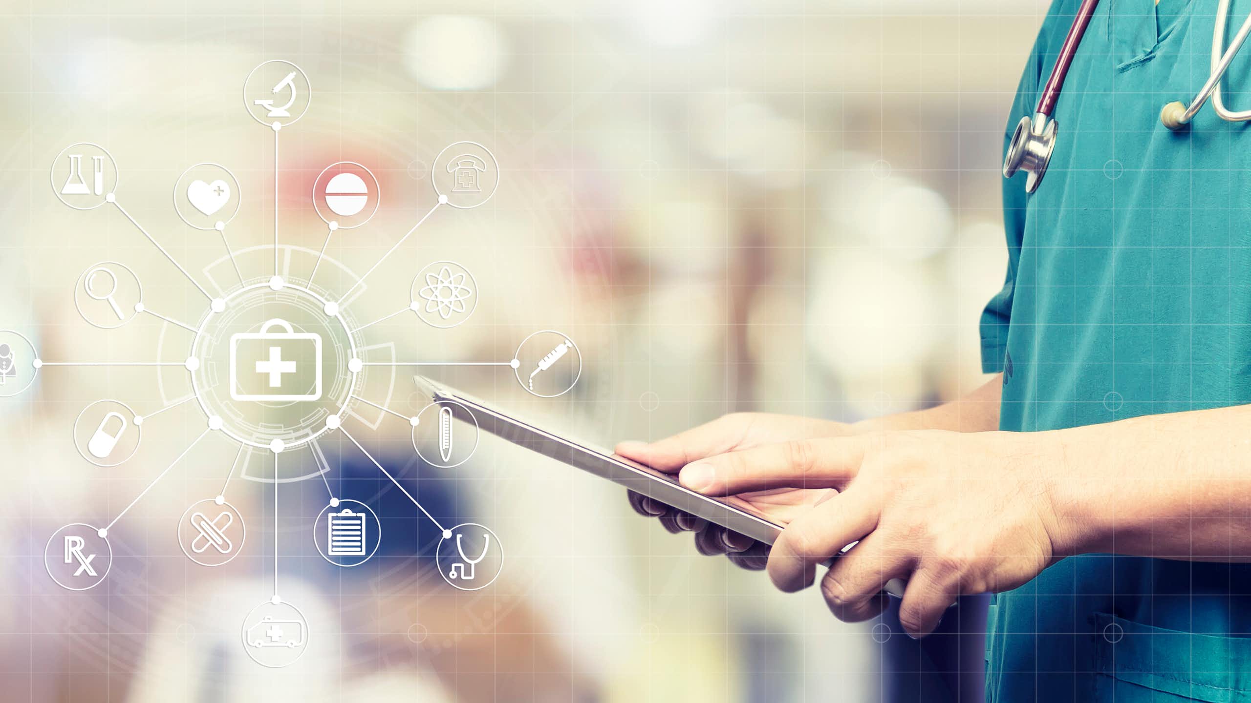 Un médico con una table de la que salen símbolos relacionados con la salud
