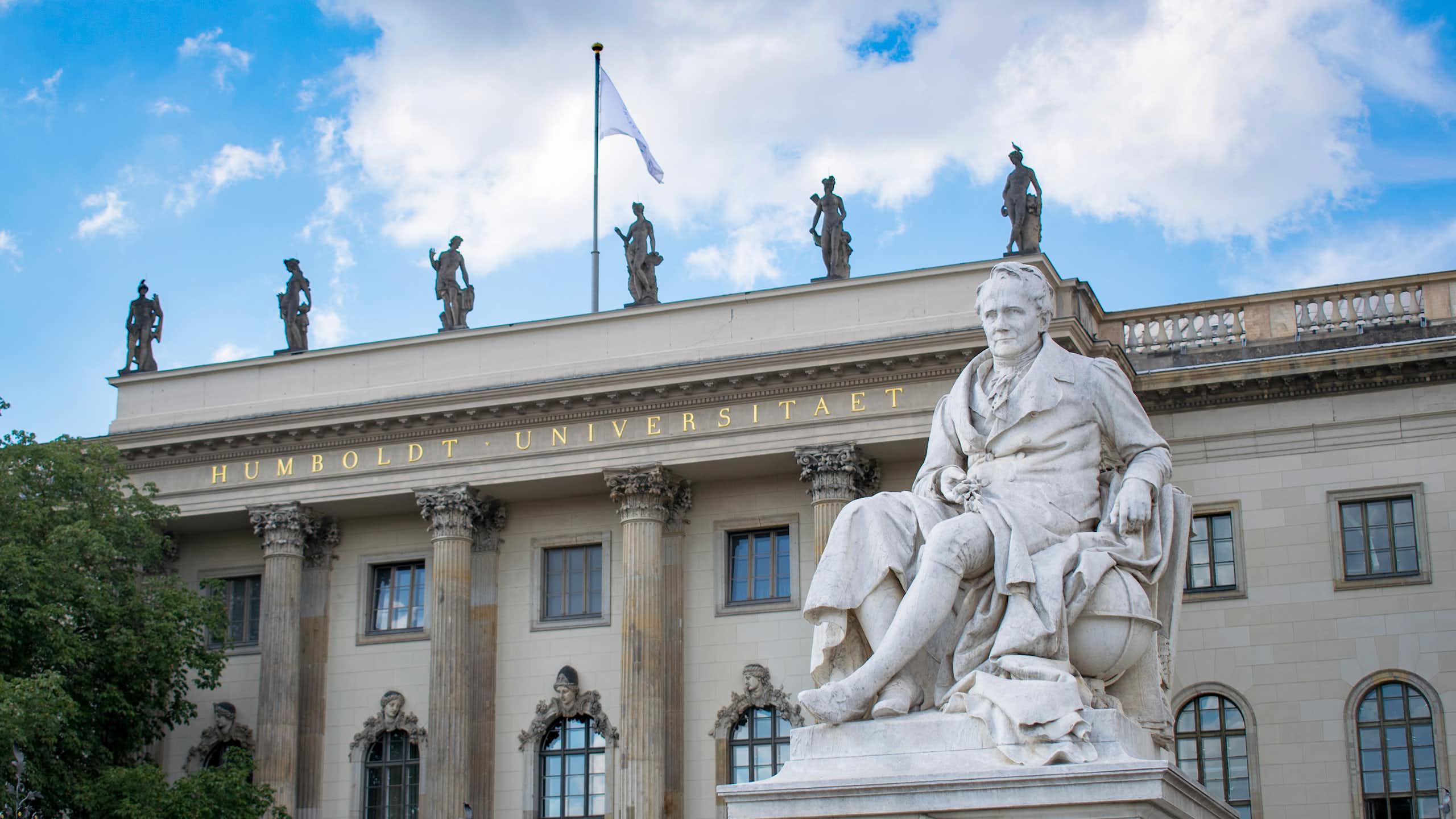 Statue de Wilhelm von Humboldt devant l'université Humboldt de Berlin.