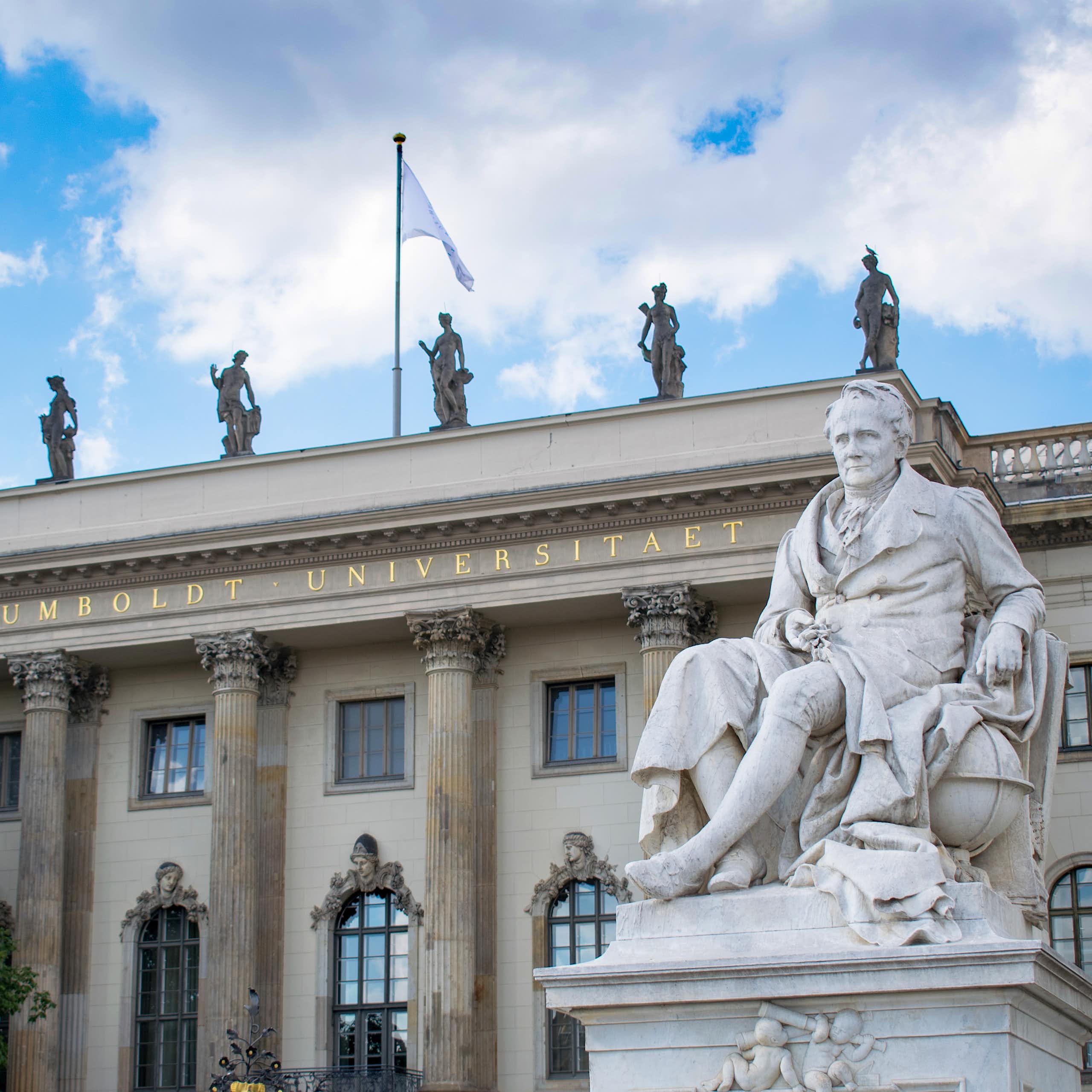 Statue de Wilhelm von Humboldt devant l'université Humboldt de Berlin.
