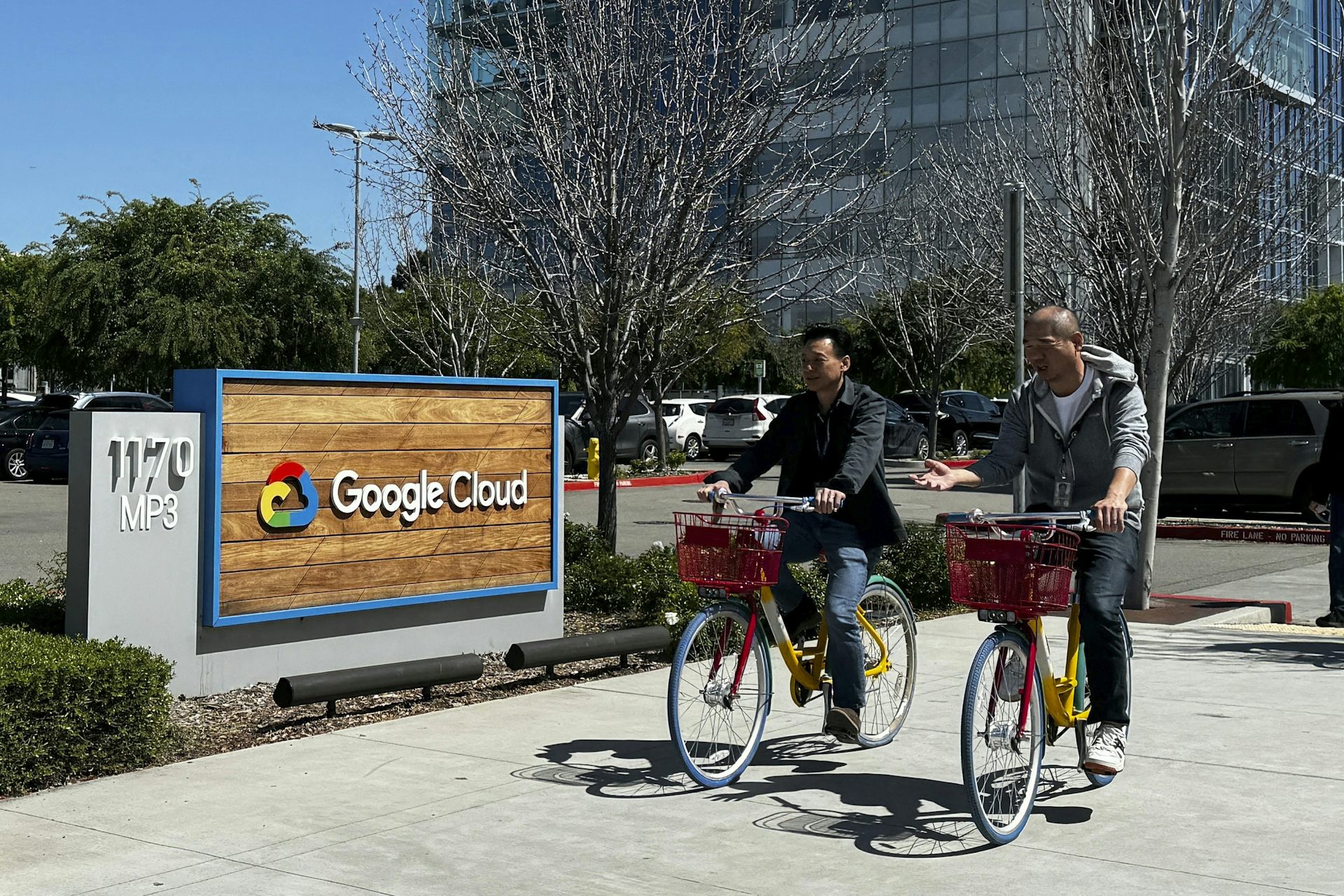 Dos personas en bicicleta pasaron Google.