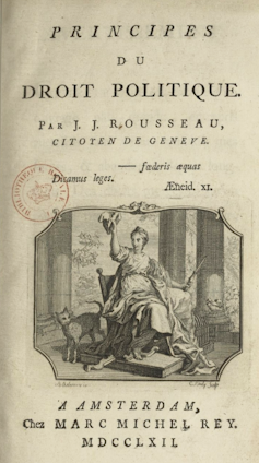 Portada de un libro en francés, El contrato social, de Jean Jacques Rousseau.