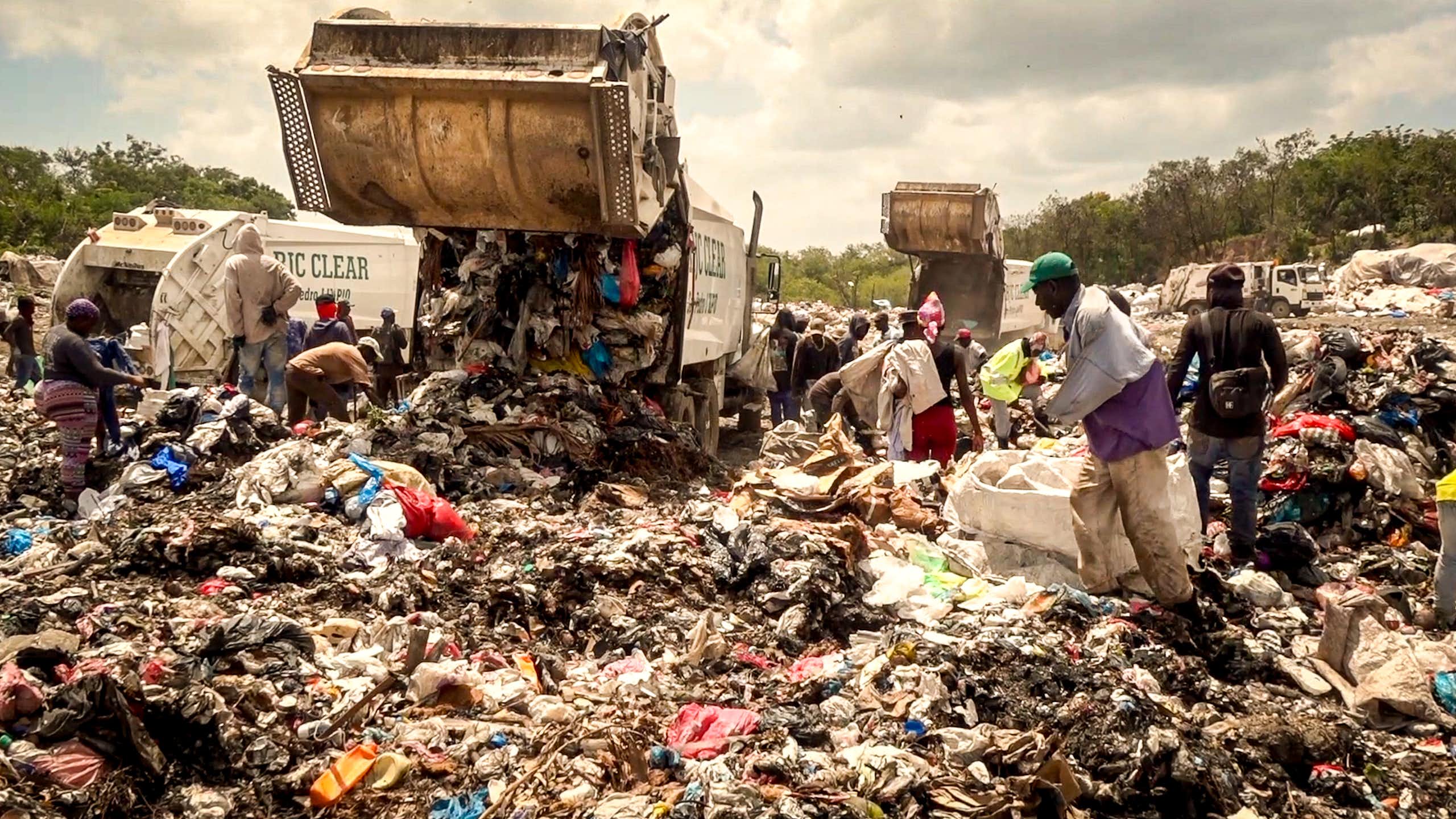 El cierre de un vertedero amenaza la supervivencia de migrantes en República Dominicana