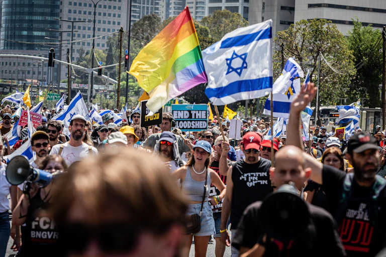 Israelenses marcham em Tel Aviv com faixas pedindo o “fim do derramamento de sangue” e exigindo a libertação dos reféns.