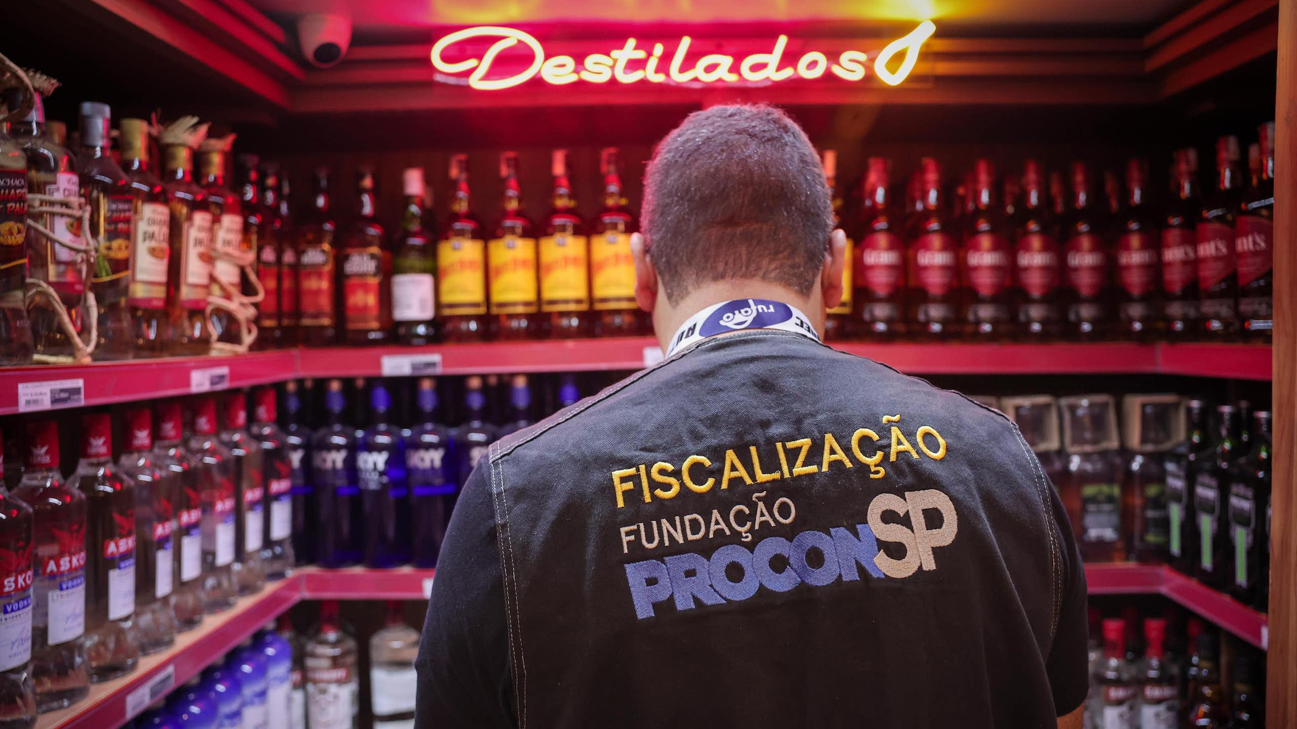 Muito além do metanol: fiscalização frágil alimenta mercado bilionário de bebidas falsificadas que envenenam o Brasil há décadas