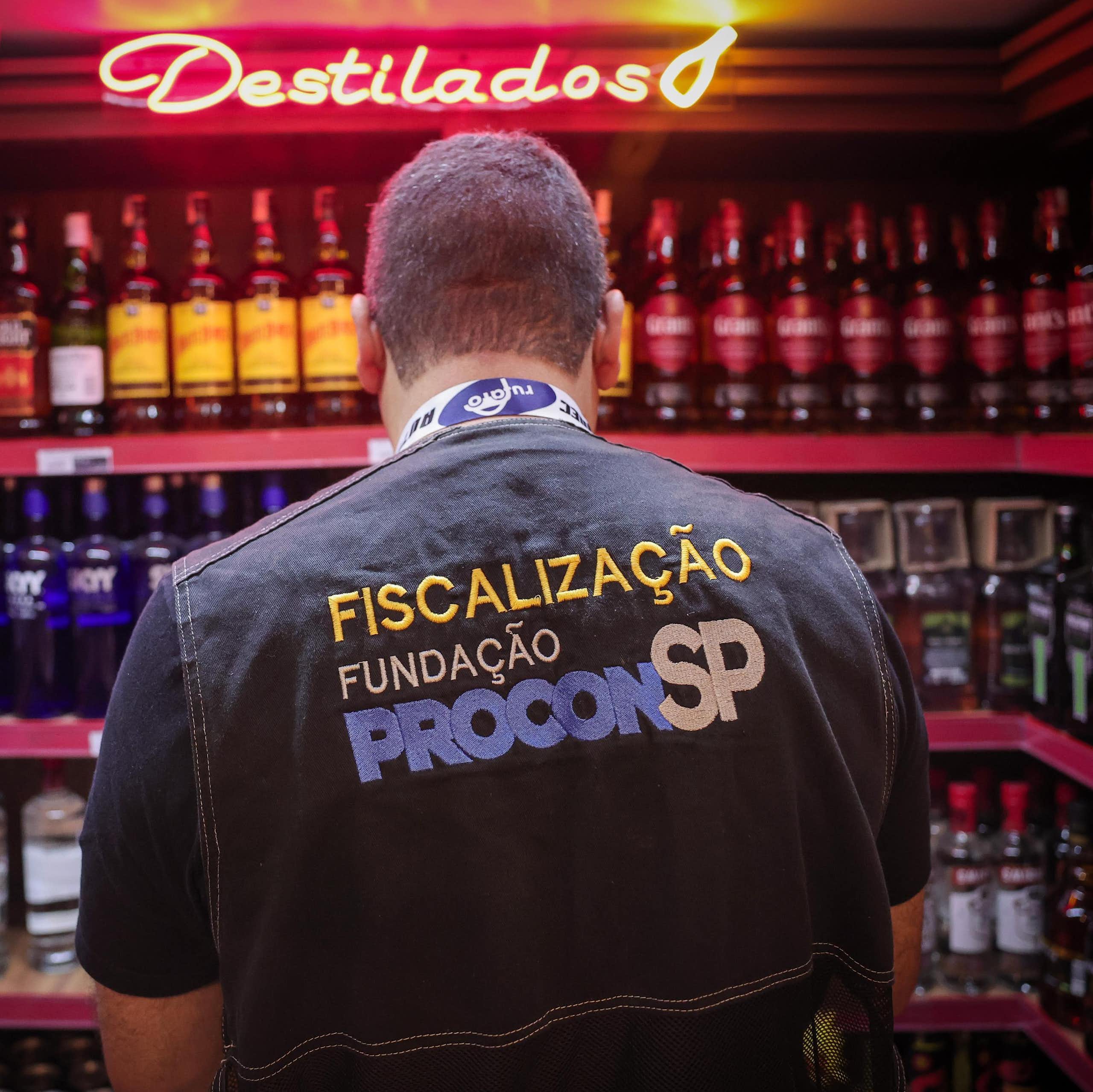 Muito além do metanol: fiscalização frágil alimenta mercado bilionário de bebidas falsificadas que envenenam o Brasil há décadas