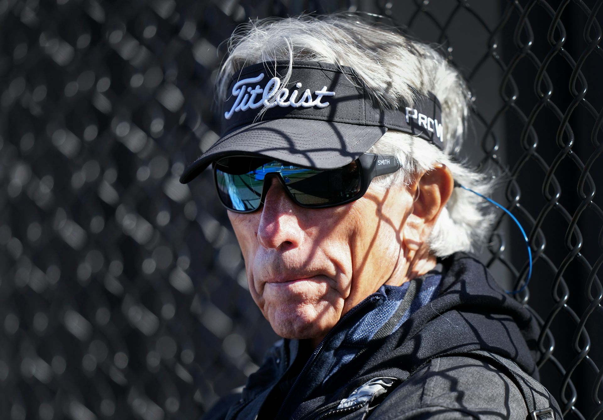 Un hombre de pelo gris con pelotas y gafas.