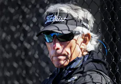 Un hombre de pelo gris con pelotas y gafas.