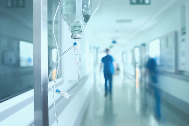 Un médico camina por los pasillos de un hospital en una imagen borrosa.
