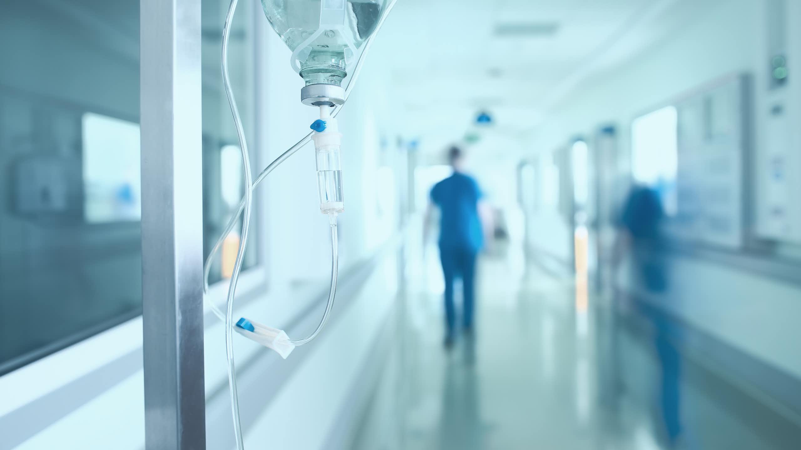 Un médico camina por los pasillos de un hospital en una imagen borrosa.