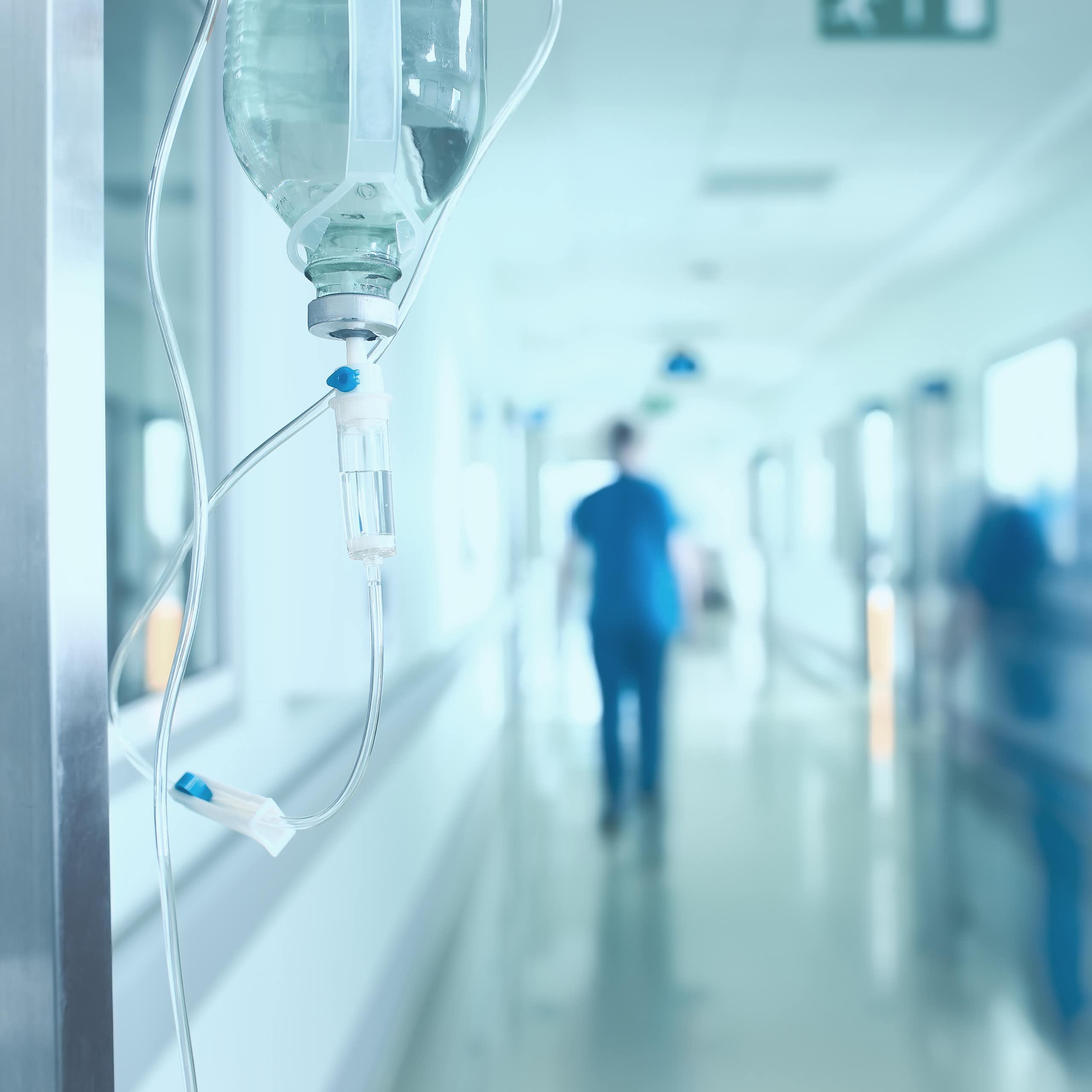 Un médico camina por los pasillos de un hospital en una imagen borrosa.