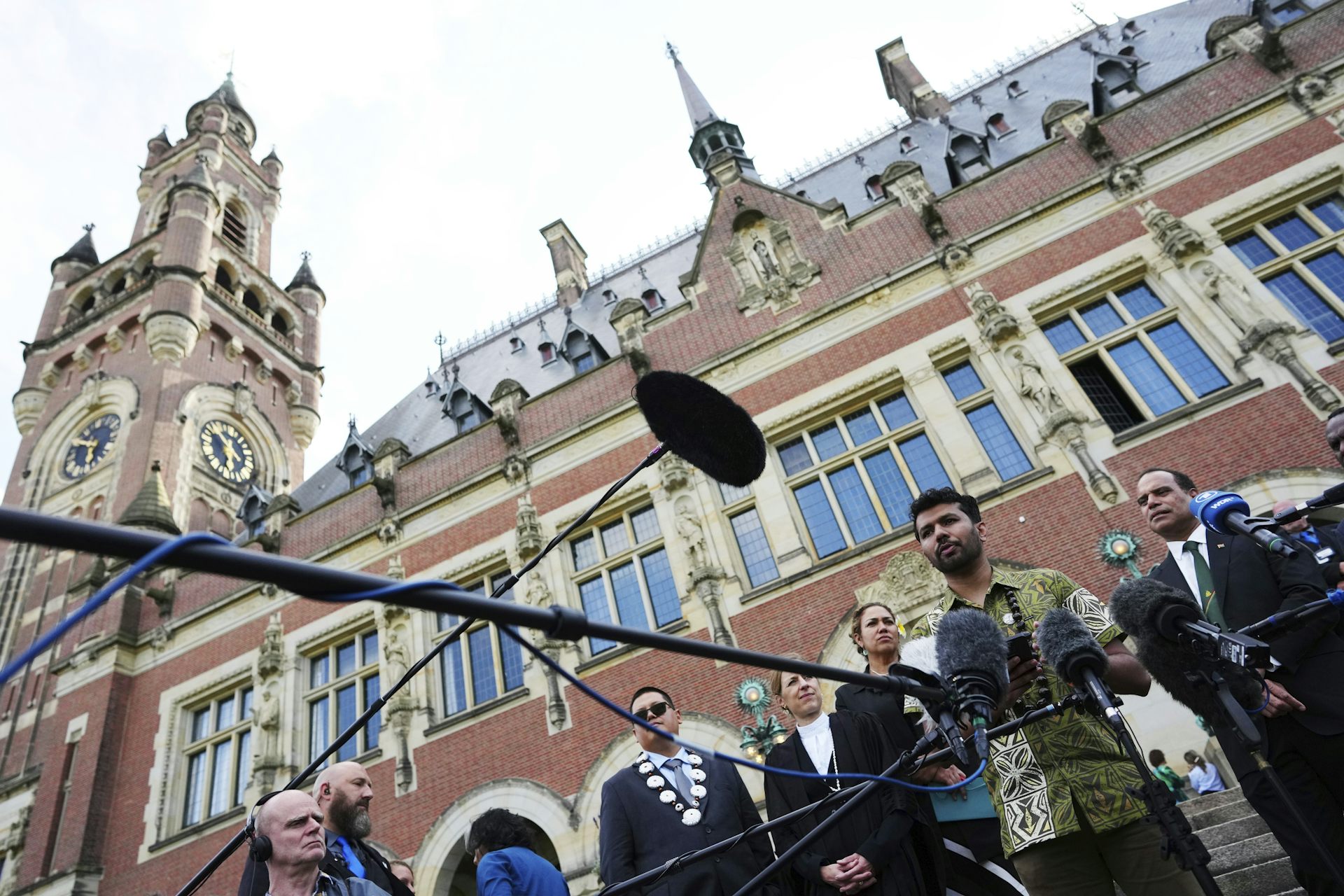 El joven habla en una conferencia de prensa frente al edificio Stone Court.