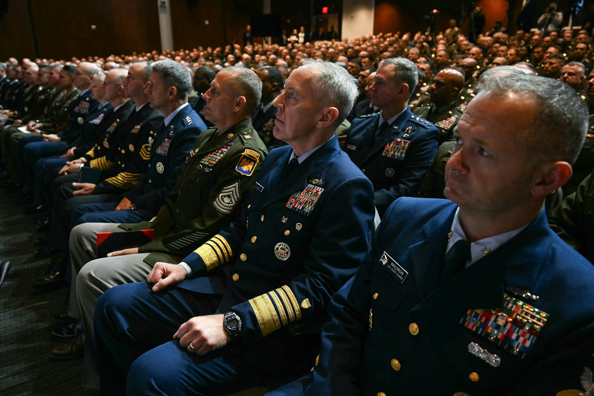 Donald Trump et Pete Hegseth appellent 800 généraux à combattre « l’ennemi intérieur »