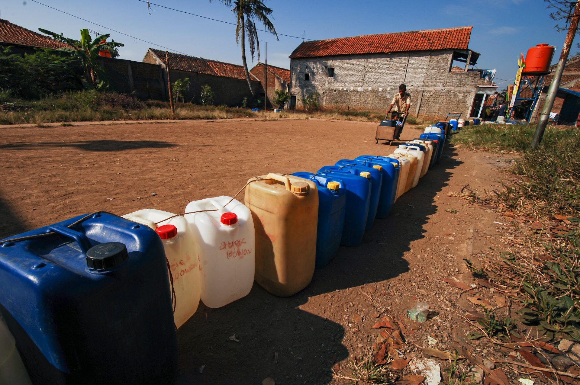 Hanya 12% rumah tangga di Indonesia yang punya akses air minum aman.