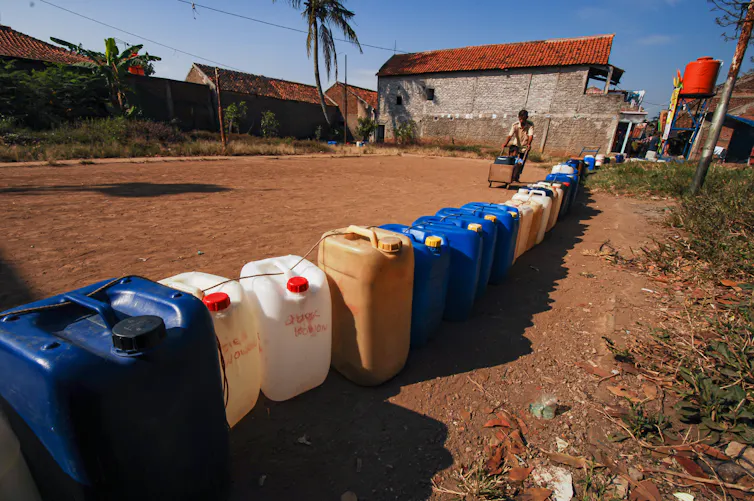 Hanya 12% rumah tangga di Indonesia yang punya akses air minum aman.