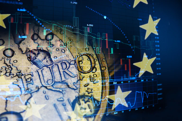 Pièce d'un euro devant un drapeau européen