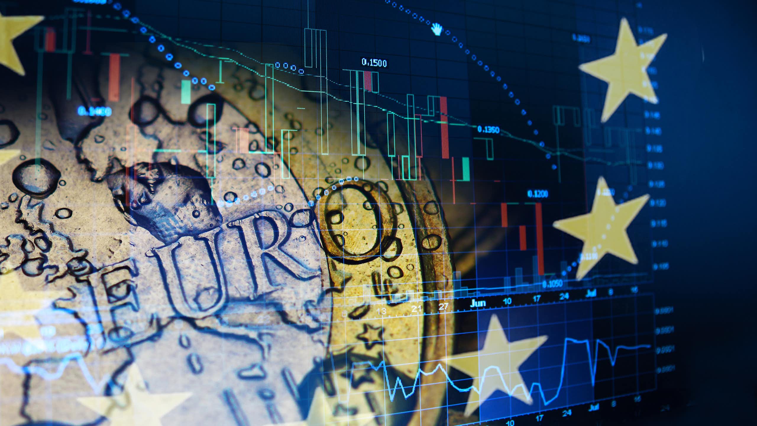 Pièce d'un euro devant un drapeau européen