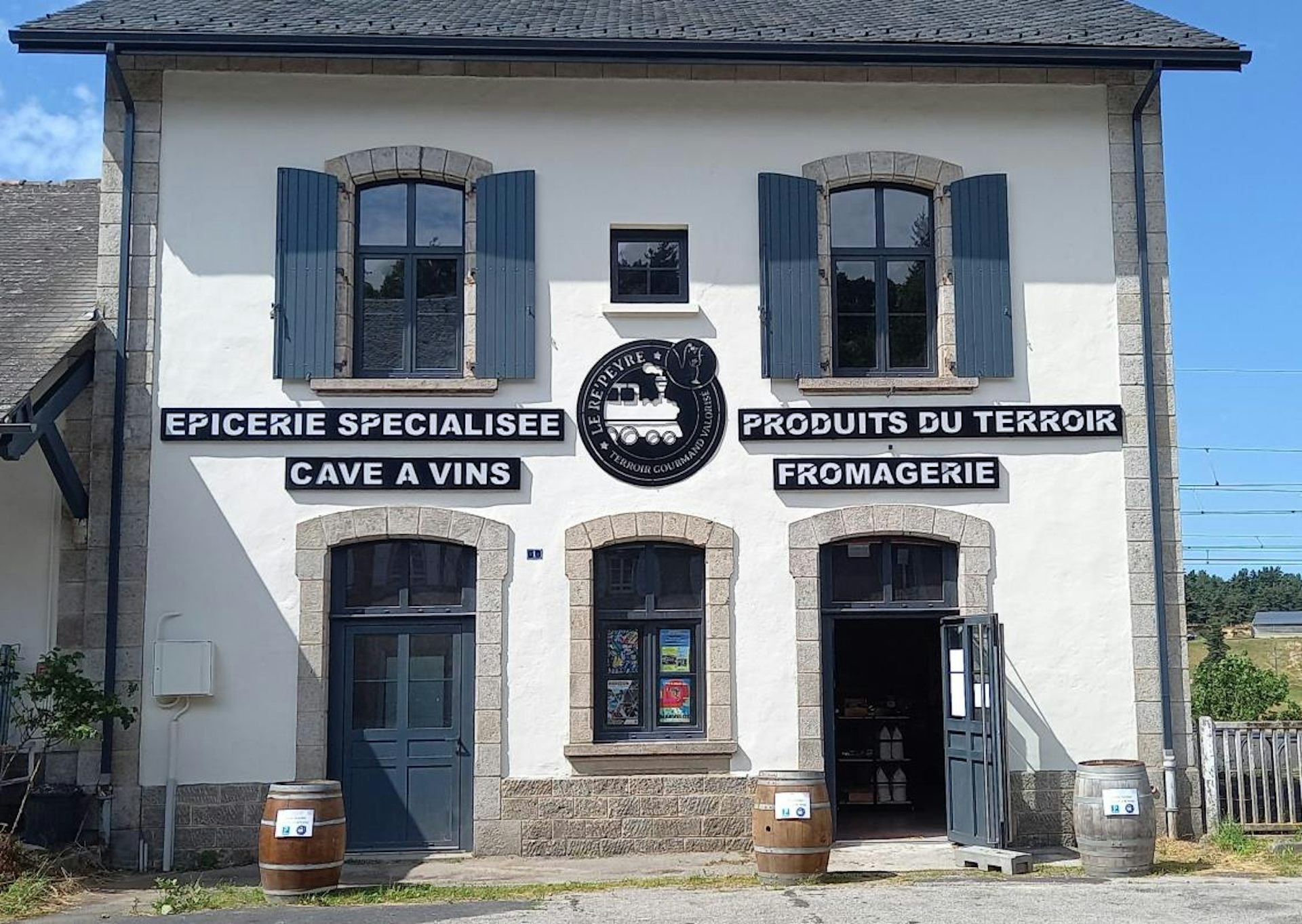 Fronton de gare rurale en France