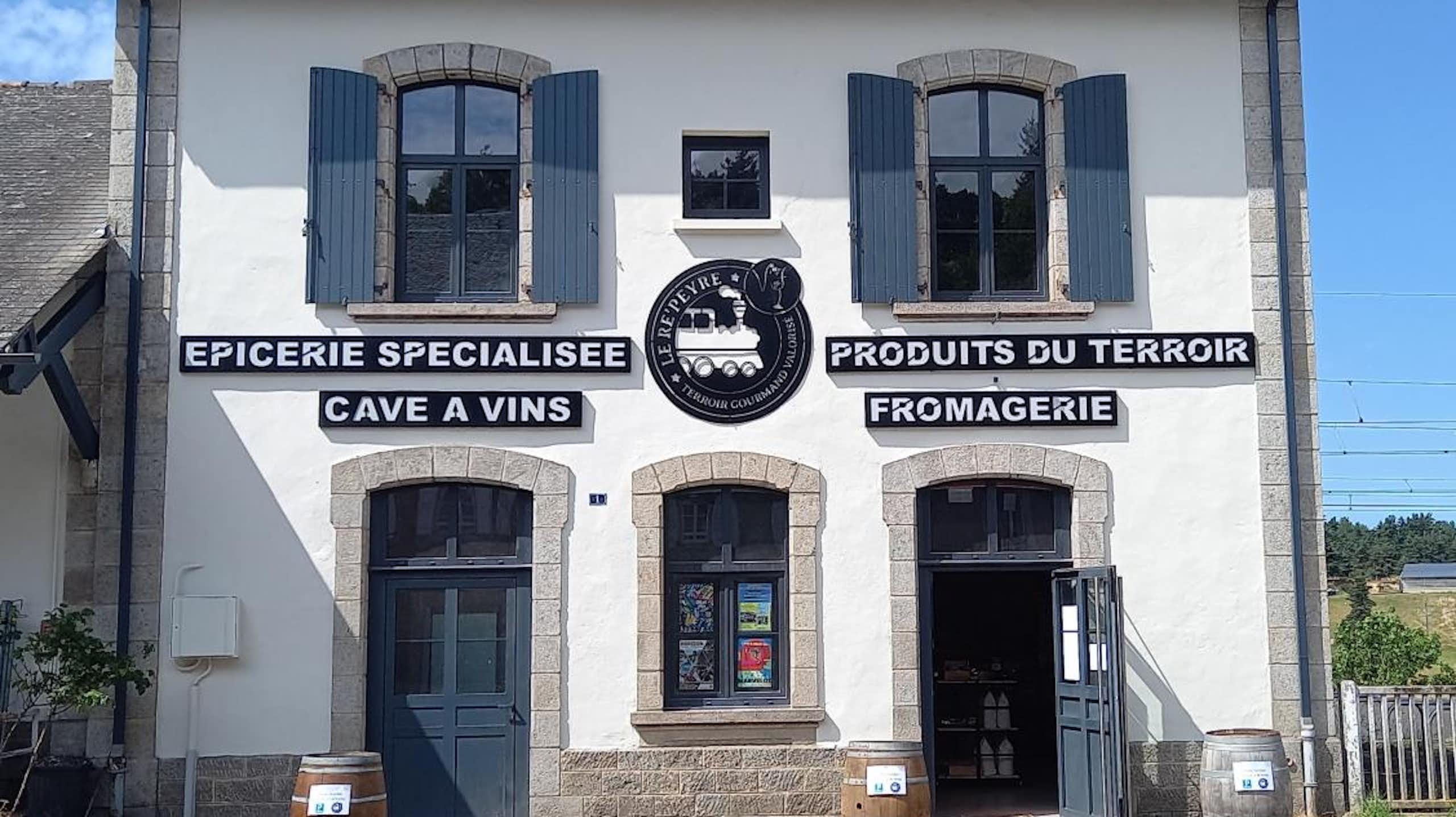 Fronton de gare rurale en France