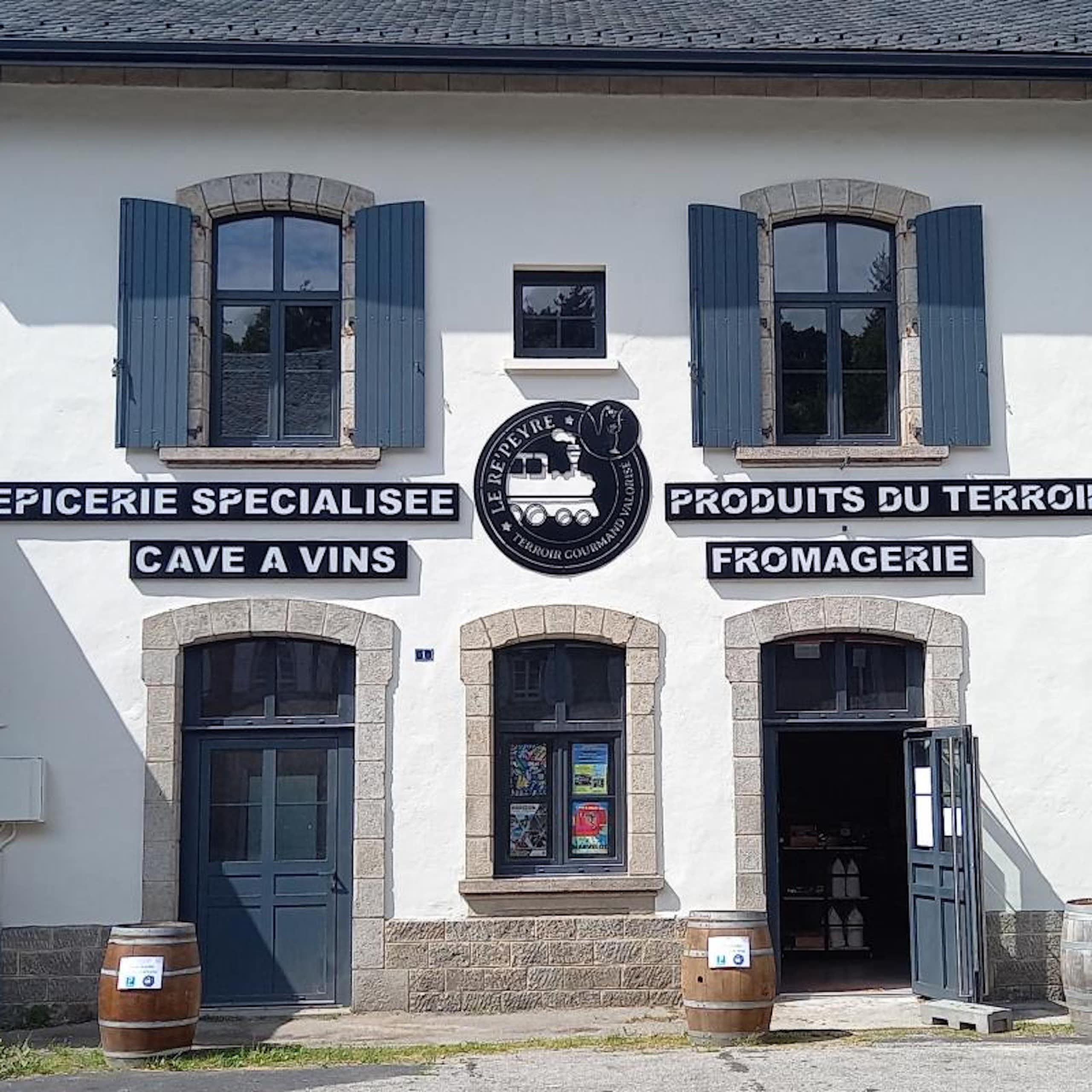 Fronton de gare rurale en France