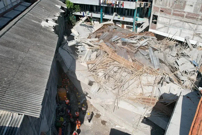 Robohnya bangunan mushala Ponpes Al Khoziny mengindikasikan kelalaian pembangunan infrastruktur gedung di Indonesia.