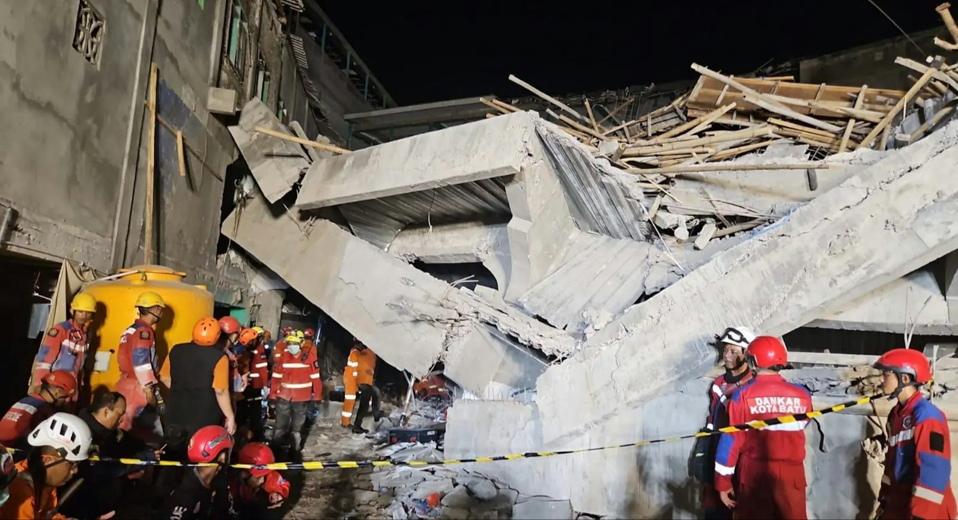 Tragedi Al Khoziny menelan setidaknya 67 korban jiwa, mayoritas santri usia belasan tahun.